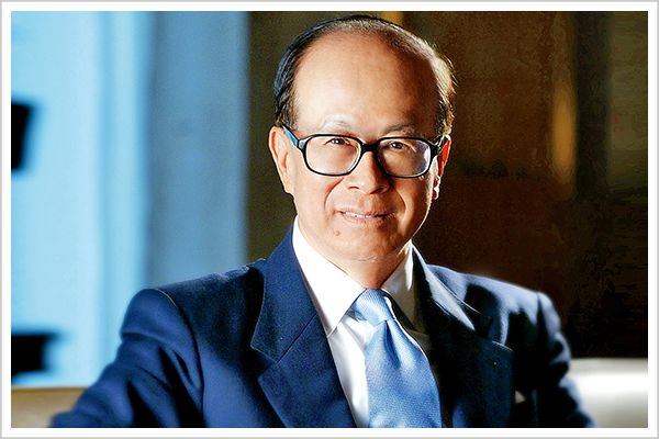 李嘉诚90岁宣布退休：从12岁奋斗至今，香港商业巨擘的传奇人生