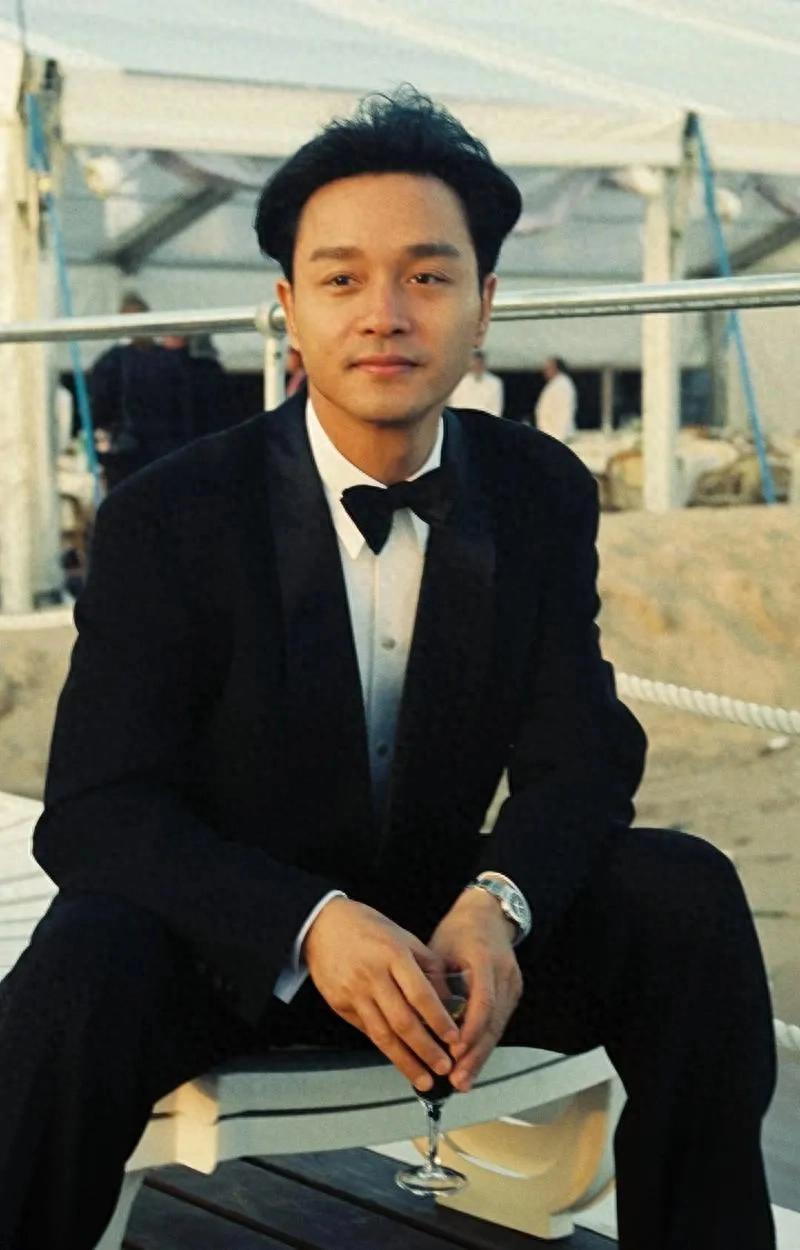 张国荣传奇人生：从霸王别姬到亚洲巨星的演艺生涯与不朽影响