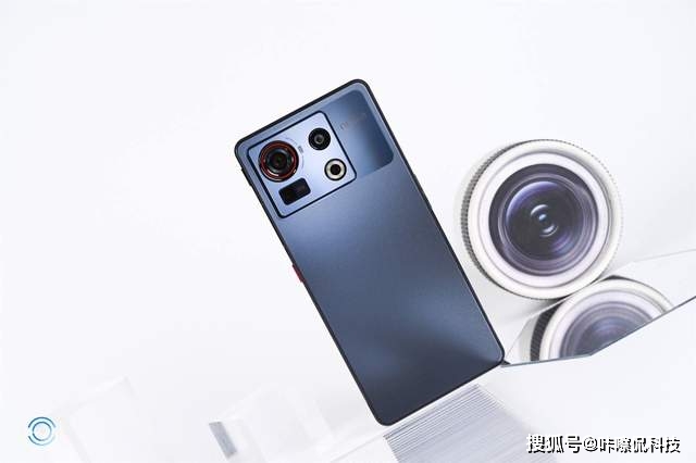 努比亚Z40S Pro评测：直屏旗舰颜值担当，最便宜骁龙8+潜望手机